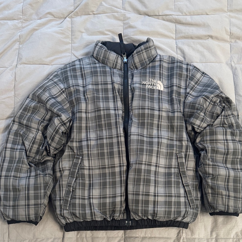 The North Face boys 550 jacket size XS reversible, black, and plaid gray - Picture 2 of 4